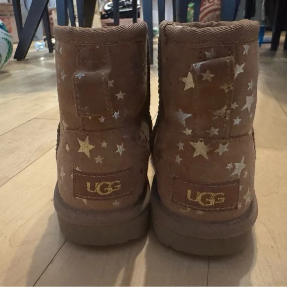 Kids UGG Brown Boots with Star Design - size 1 - Picture 2 of 4